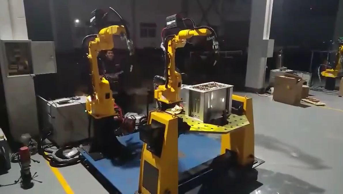 图灵机器人双机联动焊接外加翻转变位机