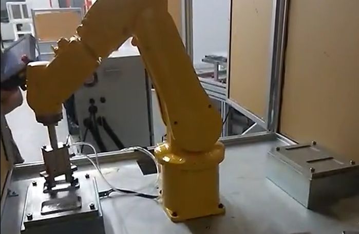 图灵机器人小型打磨工作站