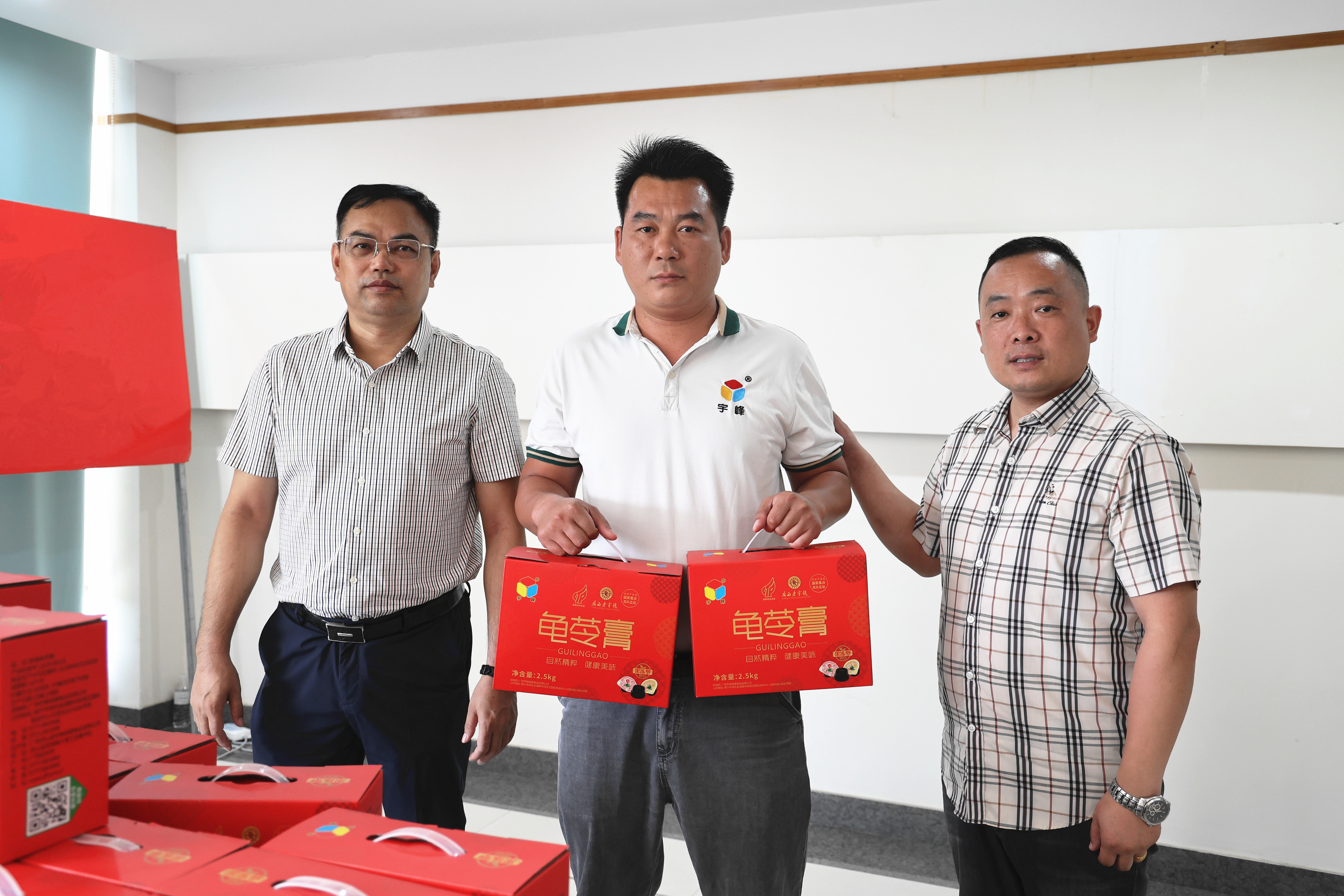 宇峰公司开展“八一”建军节慰问退伍军人员工活动