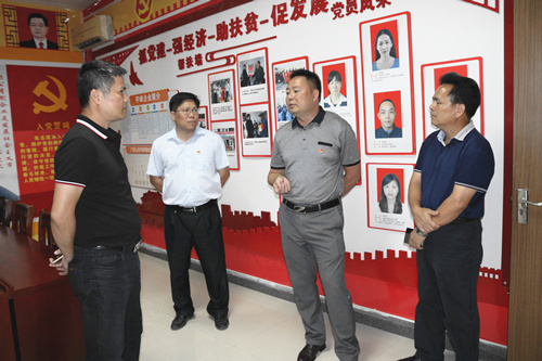 灵山县工管委慰问公司困难党员职工