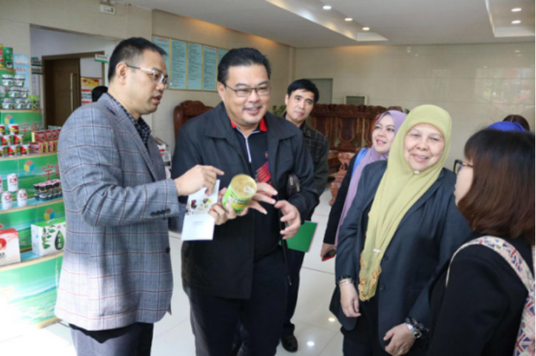 马来西亚关丹市议会代表团到宇峰公司考察交流