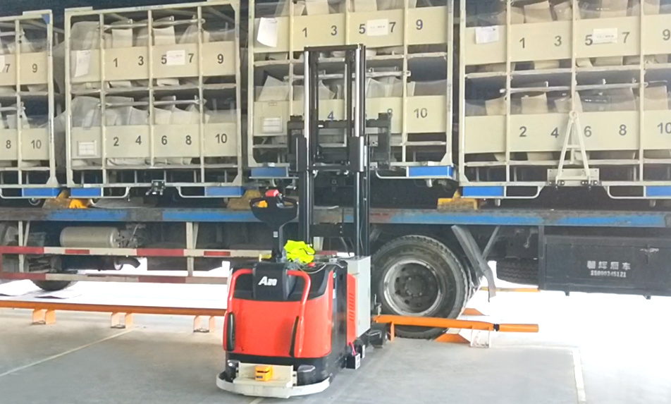 Unmanned loading and unloading of forklift AGV