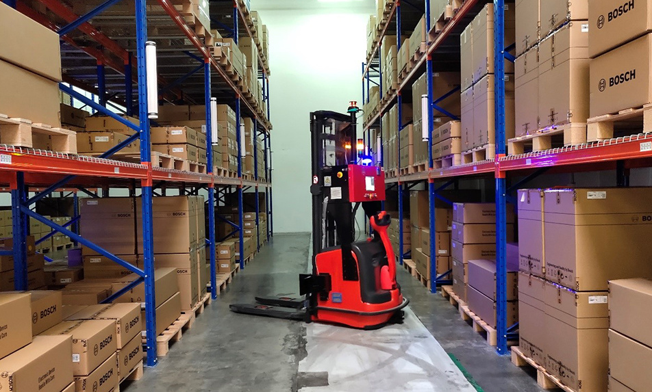 Intelligent warehouse with high storage capacity