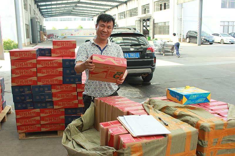 Mid-Autumn Festival gift distribution