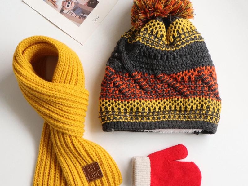 Be sure to choose a hat for winter pairing, which is fashionable and warm