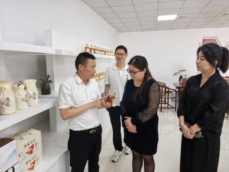 湖北大學(xué)食品領(lǐng)域?qū)＜医M考察指導(dǎo)十堰糧油集團(tuán)旗下黃酒產(chǎn)業(yè)