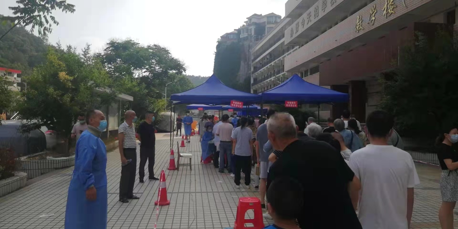 我們?cè)谝痪€！十堰市糧油集團(tuán)公司志愿者投身社區(qū)抗疫