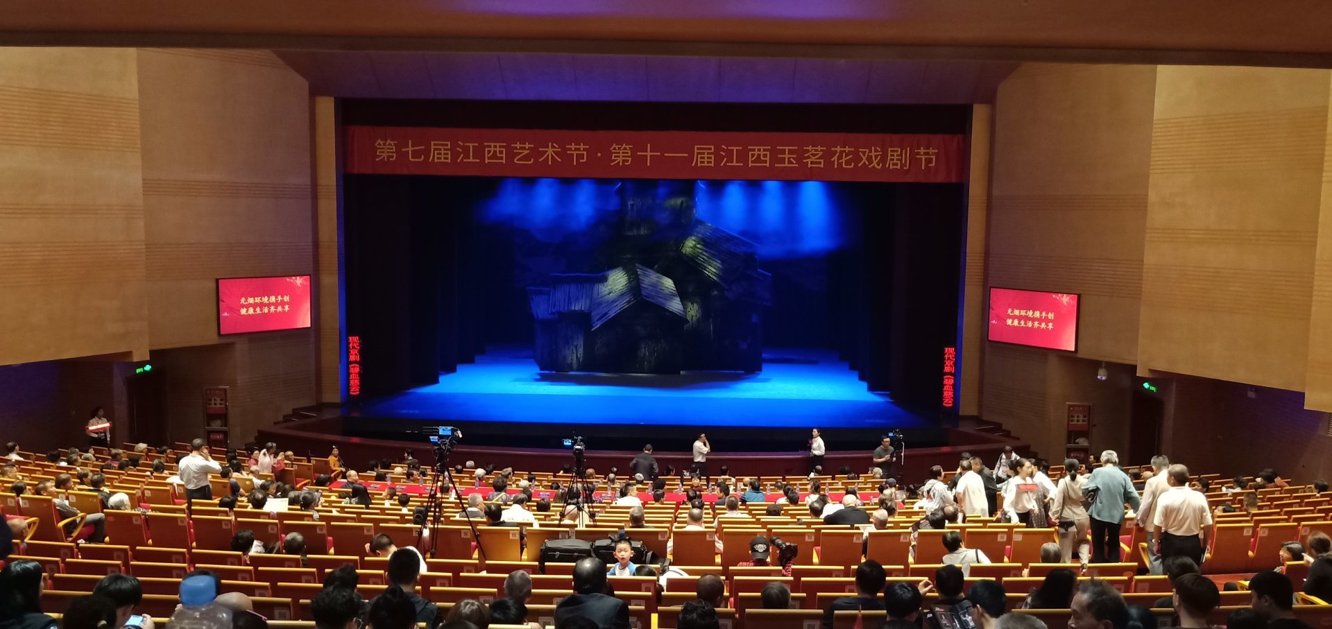 藝術(shù)的盛會(huì) 人民的節(jié)日|現(xiàn)代京劇《碧血慈云》精彩綻放“才子之鄉(xiāng)”