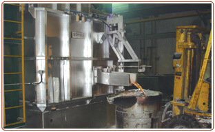 固定式熔化炉放出铝液