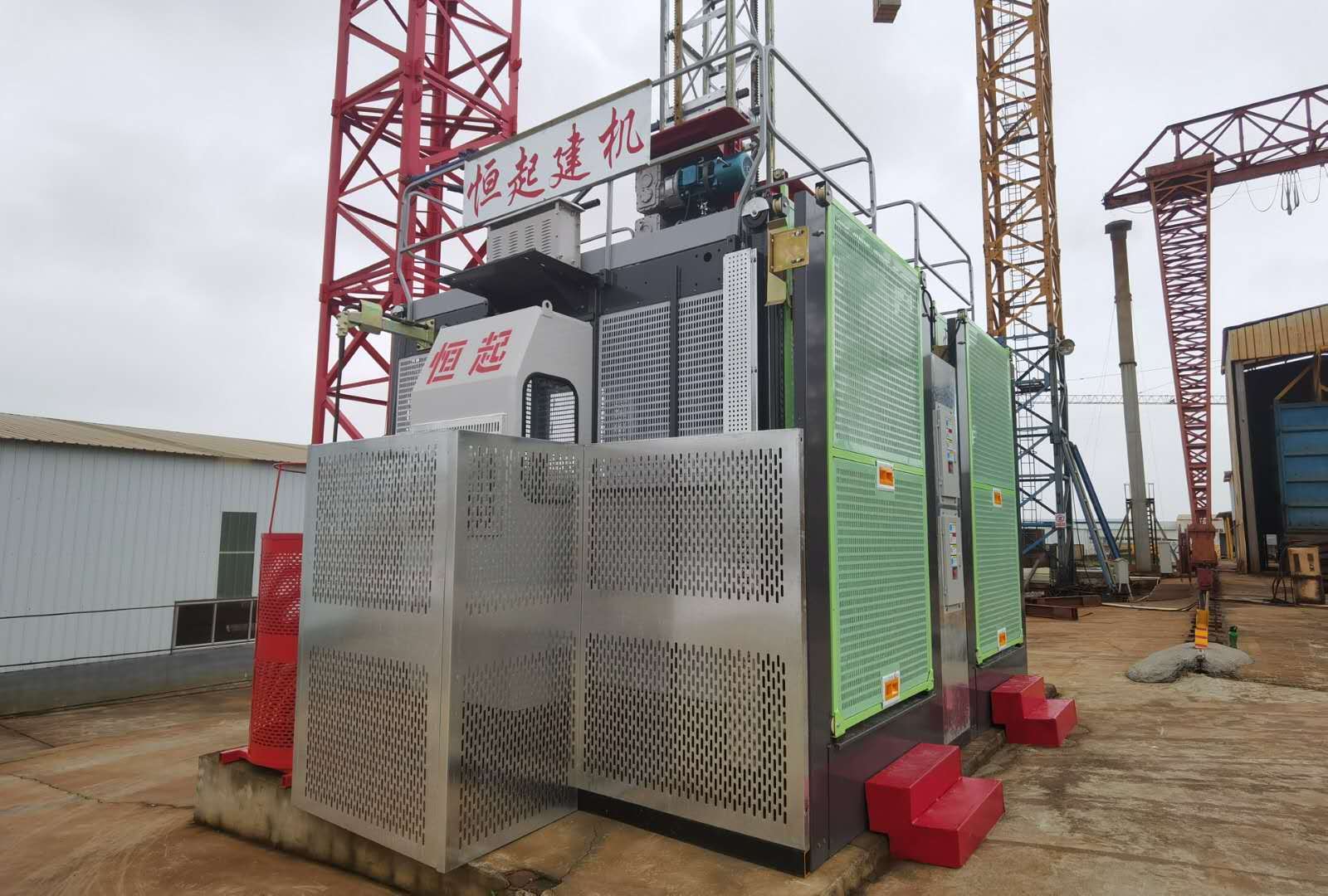 After research by the company's technical department, the appearance of the construction elevator was further transformed and innovated, and frequency conversion facilities were added to make the operation of the construction elevator more stable.