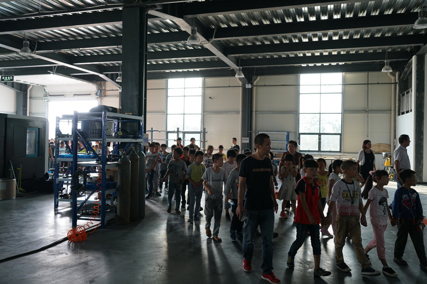 上街区通航小学全体师生到我公司参观学习航空知识