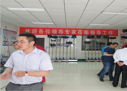我公司高壓帶電絕緣清掃設備通過(guò)山東省技術(shù)創(chuàng  )新項目組驗收