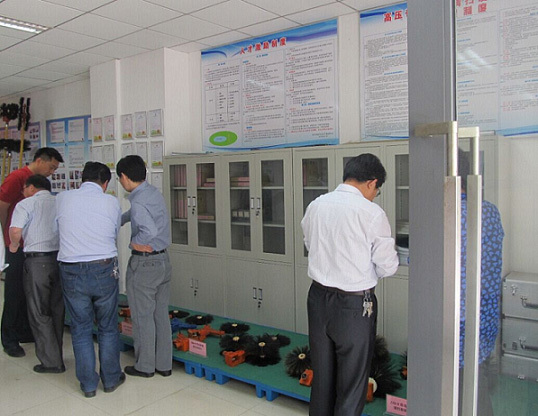我公司高壓帶電絕緣清掃設備通過(guò)山東省技術(shù)創(chuàng  )新項目組驗收