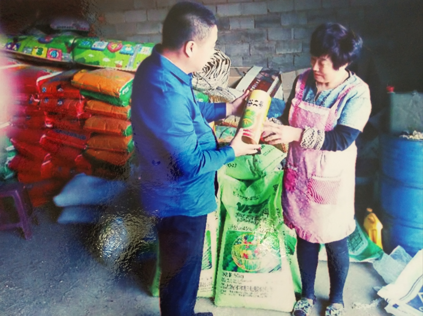 新洋丰现代农业服务有限公司为开通镇跃进村贫困户捐赠种子化肥