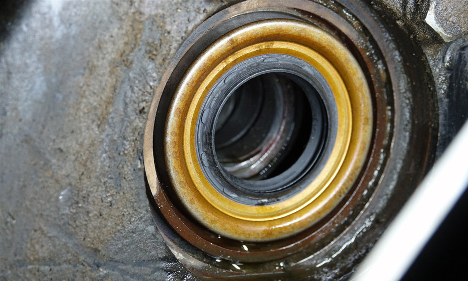 Material composition of automobile oil seal