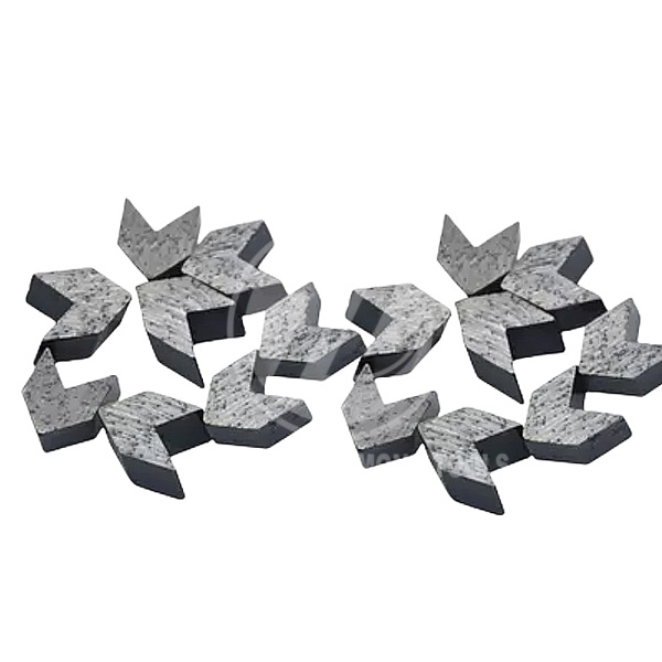 Segment de meulage en forme de flèche pour tête de meulage diamantée pour chaussures de meulage trapézoïdales soudées en béton