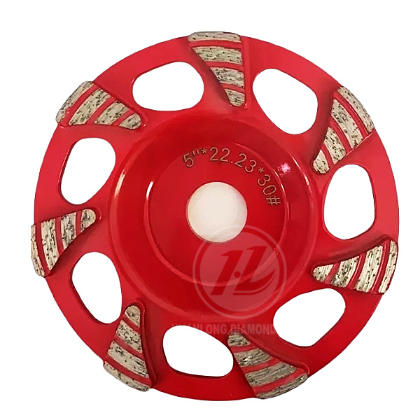 Segment en forme de feuille de meule diamantée pour la préparation des sols en béton