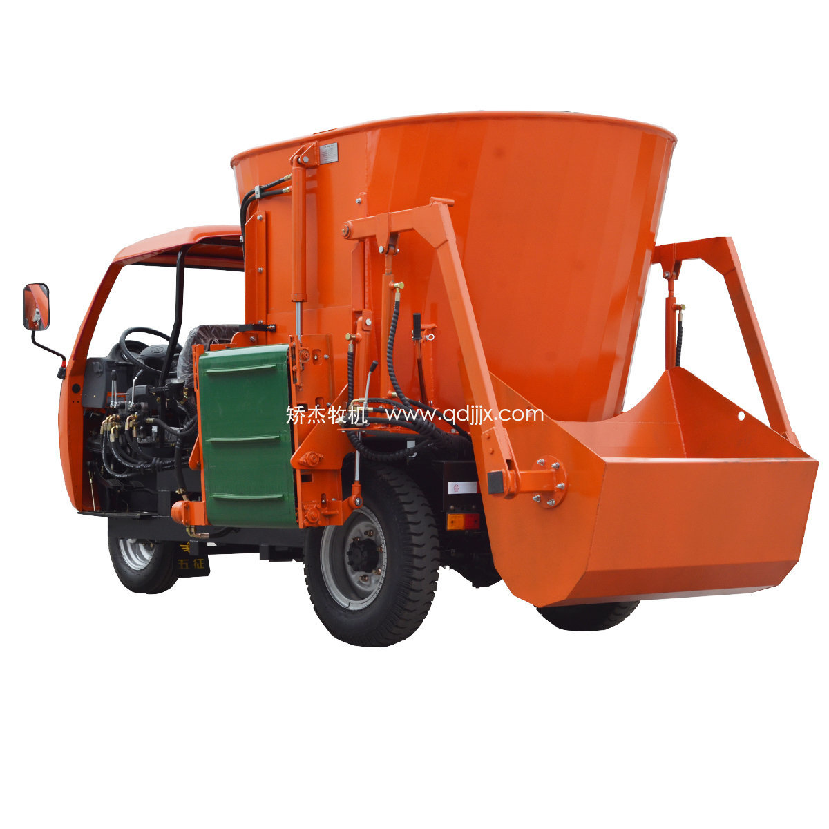 Self-propelled TMR Mixer Conveyor and Loader Type