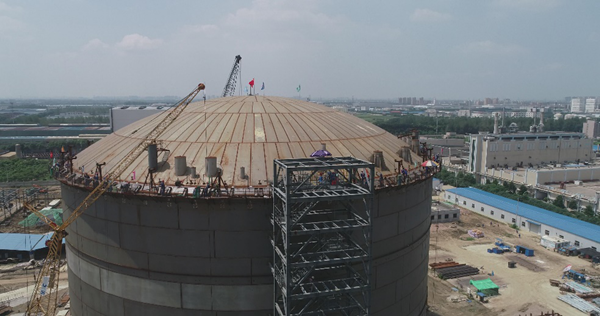 bimetallic fully containment LNG tank successfully lifted
