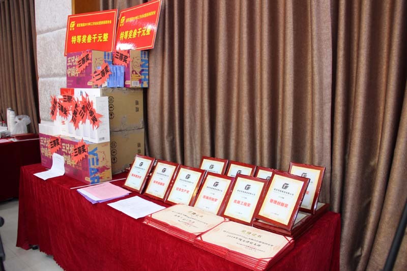 從1月21日開始，一份名為“精彩，只因你我同行；攜手，分享春暖花開—越宮控股集團(tuán)2019年會精彩上演”的年會集錦在集團(tuán)微信公眾號上形成強(qiáng)勢沖擊波，一天閱讀量達(dá)到285人次，點(diǎn)贊數(shù)十余人次。不僅如此，年會結(jié)束第二天，越宮人就收到了一封來自紹興市文化館何館長的祝賀信，信中這樣說到：  首先，我要祝賀越宮集團(tuán)的所有朋友們，《2019越宮春晚》精彩紛呈，非常成功。  作為一名老文化工作者，我為你們的敬業(yè)愛崗、求真務(wù)實(shí)的工作作風(fēng)所感功。短短一個多月，從醞釀、策劃，到編排、統(tǒng)籌、走臺、演出，時間短、要求高，這在企業(yè)文化范疇中也實(shí)屬不易。  很大程度上，這體現(xiàn)了一種精神，這伴隨著越宮企業(yè)的成長、壯大一起，與生俱來。企業(yè)文化是企業(yè)的靈魂，是引領(lǐng)團(tuán)結(jié)和諧、健康向上的源動力。  實(shí)話實(shí)說，從藝術(shù)角度看: 越宮春晚無論是思想性、藝術(shù)性，還是觀賞性、趣味性，都是成功的，在全市的企業(yè)文化中，也算是屈指可數(shù)的。這得益于大家的認(rèn)真、勤奮、執(zhí)著。  衷心祝愿越宮企業(yè)的明天更輝煌！祝愿越宮的企業(yè)文化來年更出彩！企盼越宮藝術(shù)團(tuán)成為紹興企業(yè)文化的形象代言人！  何館長的來信言辭中肯、精辟透徹，令越宮人沸騰。確實(shí)，年會悠揚(yáng)的旋律、動情的演出現(xiàn)仍在每一個越宮人腦海里回蕩，年會的成功一定程度上不得不歸功于本屆年會籌備團(tuán)的運(yùn)籌帷幄、精心組織策劃。那么，籌備團(tuán)到底是由何方神圣組成？別急，現(xiàn)在就讓我們一起來走進(jìn)年會幕后大舞臺，來揭一揭籌備團(tuán)的神秘面紗，聊一聊那些年會背后的故事。     集團(tuán)領(lǐng)導(dǎo)高度重視、穿針引線，請來強(qiáng)大支援團(tuán)  2018年12月4日集團(tuán)總裁任其良召開年會籌備專題會議，會議明確了年會籌備的方向，統(tǒng)一了思想，達(dá)成了共識，明確了職責(zé)分工，至此意味著年會籌備工作正式啟動。  為使本屆年會更出彩，12月6日集團(tuán)任總裁撥通了紹興市文化館何館長的電話，邀請他來給越宮的年會出謀劃策，擔(dān)任藝術(shù)指導(dǎo)，在電話取得何館長的初步同意的當(dāng)天，任總裁就帶領(lǐng)集團(tuán)工會副主席王仲幼、集團(tuán)辦公室主任馬莉、集團(tuán)團(tuán)委書記李娟娟、主持人集團(tuán)財務(wù)部陶玉蘭一行前往紹興市文化館，與何館長敲定了年會策劃事宜，并確認(rèn)成立越宮舞團(tuán)，特邀文化館舞蹈老師來做專業(yè)指導(dǎo)，排一出越宮人自己的壓軸大戲。  12月10日集團(tuán)任總裁又邀請何館長來公司考察會場和舞臺，在聽取了何館長的專業(yè)提議后，為確保有更好的舞臺效果，不但決定加寬了會場舞臺，還租用專業(yè)的燈光和音響設(shè)備。  在集團(tuán)任總裁的推動下，12月14日，紹興市文化館舞蹈老師入駐越宮，由集團(tuán)和浙江公司18位女職工共同組建的越宮舞團(tuán)也正式成立，成立后的第一件大事就是明確了本屆年會的開場和壓軸節(jié)目的形式和舞蹈類型。  正是在集團(tuán)領(lǐng)導(dǎo)的大力支持和號召下，12月20日聯(lián)歡會節(jié)目基本敲定，2019年1月11日年會節(jié)目順利走臺，2019年1月17日音響、燈光設(shè)備、會場桌椅等全部到位，2019年1月18日年會圓滿舉辦!     越宮舞團(tuán)、集團(tuán)各公司開足馬力，備戰(zhàn)年會  越宮舞團(tuán)：越宮舞團(tuán)的成員們有來自集團(tuán)辦公室的、集團(tuán)財務(wù)部的，還有浙江公司商務(wù)部、營銷部、工程部、設(shè)計部的等等。在組建之初，不少人擔(dān)心這樣大量抽調(diào)科室工作人員的做法會嚴(yán)重影響工作，尤其是浙江公司的商務(wù)部，臨近年底，投標(biāo)和結(jié)算工作已經(jīng)讓她們恨不得一個人掰成兩人使了，天天加班都不夠，家里還有需要輔導(dǎo)期末考試的孩子、需要照顧的老人。盡管如此，越宮舞團(tuán)的成員們還以大局為重，克服困難，利用午休時間、周末時間來排練：出差了沒法參加隊形編排，請旁邊的隊友幫記位置；付款時間到了，沒辦法集中練習(xí)，拿著排練視頻回家自己練；動作不到位、手腳不協(xié)調(diào)，請?zhí)煤玫耐聨兔为?dú)指導(dǎo)……最終舞團(tuán)的兩支舞蹈均發(fā)揮了較好的水平，獲得觀眾的一致好評，其中壓軸舞《走進(jìn)新時代》還獲得了最佳演繹節(jié)目!    集團(tuán)公司：年會節(jié)目籌備一啟動，集團(tuán)工會、集團(tuán)辦公室、集團(tuán)財務(wù)部就立即召開碰頭會，大家集思廣益，總結(jié)分析了歷屆年會節(jié)目形式與內(nèi)容，全體與會人員都希望本屆年會我們能別出心裁、獨(dú)辟蹊徑，除了已經(jīng)確定的由集團(tuán)后勤出演的舞蹈形式外，希望能再選擇一個不一樣的表演形式，能讓人眼前一亮，最終大家把目光聚焦到了情景劇上，一出情景劇《當(dāng)你老了》也就這樣醞釀而生。情景劇主題確定了，可是劇本怎么編排，參演人員怎么克服自身情緒投入角色，都是問題。為了解決問題，王仲幼副主席和馬主任等牽頭召集演職人員一起認(rèn)真探討，在借鑒電視小品表演的基礎(chǔ)上，一部有血有肉的情景劇《當(dāng)你老了》如期呈現(xiàn)在年會中。特別值得一提的是：本屆年會上集團(tuán)公司選送的舞蹈與情景劇均獲得了最佳演繹節(jié)目的榮譽(yù)稱號!    浙江公司：為確保節(jié)目質(zhì)量，浙江公司憑借往年參演的經(jīng)驗(yàn)，認(rèn)真思考、定位，對參演人員、對演出的節(jié)目形式以及內(nèi)容進(jìn)行了甄選，根據(jù)實(shí)際情況多次調(diào)整，最后決定保留制造部的大合唱和傳統(tǒng)的小品節(jié)目，并根據(jù)個人特長，增加了一個相聲節(jié)目。安排參演人員利用業(yè)余時間加緊排練，努力呈現(xiàn)最好的自己。特別是在年底生產(chǎn)任務(wù)非常繁忙、招投標(biāo)工作量巨大的情況下，積極配合集團(tuán)相關(guān)部門，抽調(diào)人員參加演出，各部門領(lǐng)導(dǎo)也大力支持，千方百計地為參演人員調(diào)整工作量，使他們有更多的時間排練。在全體參演人員的共同努力下，終于在年會當(dāng)天取得了不俗的成績，其中由張智、劉天佑演出的相聲《新聞雜談》，以新穎的節(jié)目形式和出色的個人表演，得到了評委們的認(rèn)可，獲得了最佳演繹節(jié)目。    機(jī)械公司：年會節(jié)目籌備期間，正趕上特種設(shè)備制造資質(zhì)評審，為了不耽誤工作，又確保節(jié)目質(zhì)量，公司領(lǐng)導(dǎo)當(dāng)即決定先全力以赴完成評審，再全身心投入年會節(jié)目籌備。12月22日制造資質(zhì)評審順利結(jié)束，公司立馬召開會議成立演出小組。借鑒前兩年籌備的經(jīng)驗(yàn)，非常順利地拉出了一支由科室和制造部共同組建的隊伍，共計15人。12月23日，演出小組成員多方探討、溝通，最終確定了三個節(jié)目，有以關(guān)注一線員工為主題的舞蹈——《最美咱工人》，有以展現(xiàn)心懷感恩和堅定信念的配樂詩朗誦——《勇者無懼，海闊天空》，有以表現(xiàn)七八十年代經(jīng)典記憶的男女對唱《鐵血丹心》。節(jié)目確定后， 12月24日至2019年1月13日緊鑼密鼓的排練正式展開，但因年末工作較為集中，節(jié)目演員三天兩頭的出差給排練帶來了很大的困難，可即便如此，全員上下也是全心投入，人員不足照常排練，空位事后補(bǔ)課、出差回到公司不休息立即投入排練，為了配合大部分成員的時間，個別組員在排練結(jié)束后用下班的時間繼續(xù)工作……2019年1月8日至1月17日，確定演出服、剪輯舞蹈音樂、確定朗誦配樂、演出道具等，為了心中共同的那份集體榮譽(yù)感，大家擰成一股繩、群策群力。在1月18日當(dāng)天，不負(fù)眾望，演出順利，其中《最美咱工人》獲得了最佳演繹節(jié)目。    山東公司：在接到集團(tuán)公司通知后，公司黨支部、工會都高度重視，臨時召開兩次會議專門商討年會節(jié)目籌備事宜，最終確定了兩個節(jié)目，10人小組合唱的《陽光總在風(fēng)雨后》，2人男女聲二重唱的《以后別做朋友》，演出節(jié)目雖然確定了，但由于公司2018年12月訂單多生產(chǎn)任務(wù)重，參演人員又是各部門臨時組建的，只能利用星期天或在下班時間進(jìn)行排練，經(jīng)過三周排練，節(jié)目初步成型。為確保能準(zhǔn)時抵達(dá)集團(tuán)總部參加年會、順利演出，2019年1月17日全體演職人員起了個大早，大伙約定從早上5:30全體集合，從山東當(dāng)?shù)刈择{出發(fā)，一路上，大伙兒唱著、練著《陽光總在風(fēng)雨后》，經(jīng)過 11小時的長途跋涉，順利抵達(dá)紹興。1月18日，10人小組合唱《陽光總在風(fēng)月后》獲得了最佳演繹節(jié)目。       年會會務(wù)組細(xì)致入微，會務(wù)工作井然有序  都說這次的年會井然有序、細(xì)致周到，不僅是越宮人自己，包括外部邀請的嘉賓、項(xiàng)目經(jīng)理都有賓至如歸的感覺，這是因?yàn)槲覀冇幸恢Ъ?xì)致入微的會務(wù)組。本屆年會會務(wù)組負(fù)責(zé)人分別由集團(tuán)工會副主席王仲幼、集團(tuán)辦公室主任馬莉擔(dān)任，成員有集團(tuán)辦公室、集團(tuán)團(tuán)委、集團(tuán)后勤共同組建。在兩位負(fù)責(zé)人的精心計劃、籌備以及全體會務(wù)組成員的共同努力下，從年會布置、年會禮品采購、客人接待到組織晚宴、會后安排等，一件件、一樁樁，事無巨細(xì)，想他人之所想，讓參會者得到周全的照顧。也正是他們的默默付出，確保了200多人的會議和30多桌的晚宴順利進(jìn)行，大家在輕松愉悅的氛圍中享受幸福時光。                 年會主持人神采奕奕，閃亮登場  今年的年會主持人由集團(tuán)團(tuán)委裘張奇、集團(tuán)財務(wù)部陶玉蘭實(shí)力擔(dān)當(dāng)，兩位主持人一出場，就驚艷了全場!瞧，那激情澎湃、詼諧幽默的開場白，這氣場、這氣質(zhì)，不得不讓人為他們鼓掌。  臺下的我們或許看到的是他們光鮮亮麗的外表，聽到的是他們妙語連珠的演講，可是串起近4小時的年會，不是光念臺詞就夠的。會前，他們向上屆年會主持人——集團(tuán)企管部部長陳健虛心求教，在陳總的耐心指導(dǎo)下，一遍遍修改主持詞、確認(rèn)細(xì)節(jié)、彩排，直到對年會的每個環(huán)節(jié)都了如指掌。       當(dāng)然，年會背后的故事遠(yuǎn)不止這些，還有很多默默為年會付出的越宮人，我們也應(yīng)該為他們鼓掌、歡呼，正是他們的敬業(yè)、努力，才有了屬于我們越宮人的盛會!