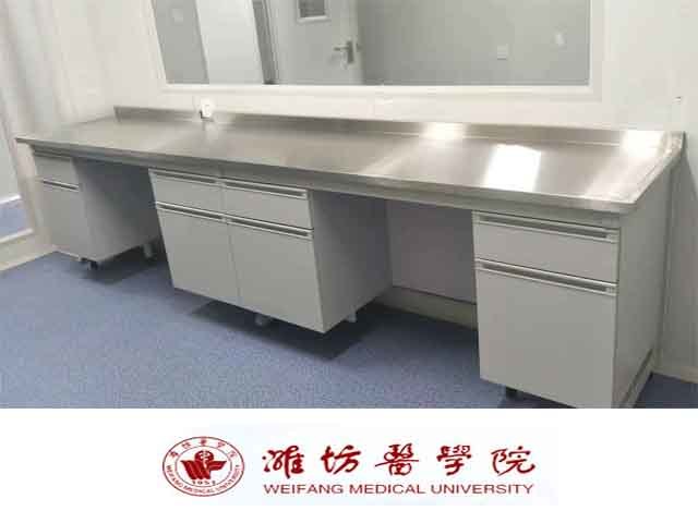 濰坊醫(yī)學院實驗臺、水斗臺安裝現(xiàn)場