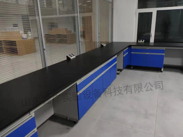 山東德祐電氣公司實驗臺等實驗室家具安裝現場