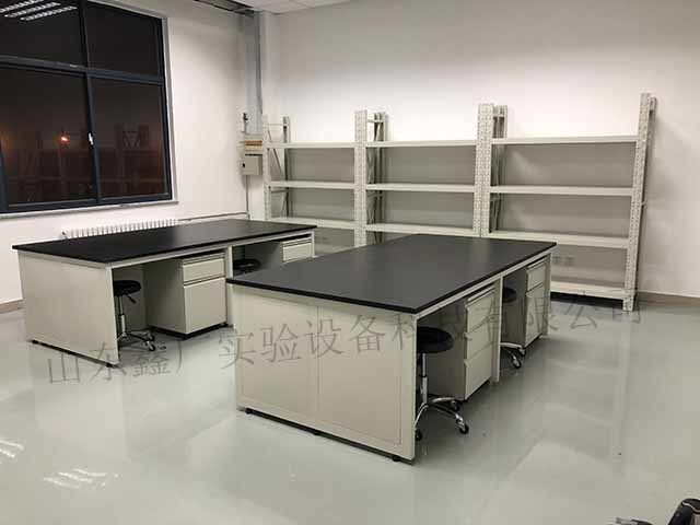 山東大學(xué)威海校區(qū)全鋼實(shí)驗(yàn)臺(tái)等實(shí)驗(yàn)室家具安裝現(xiàn)場(chǎng)