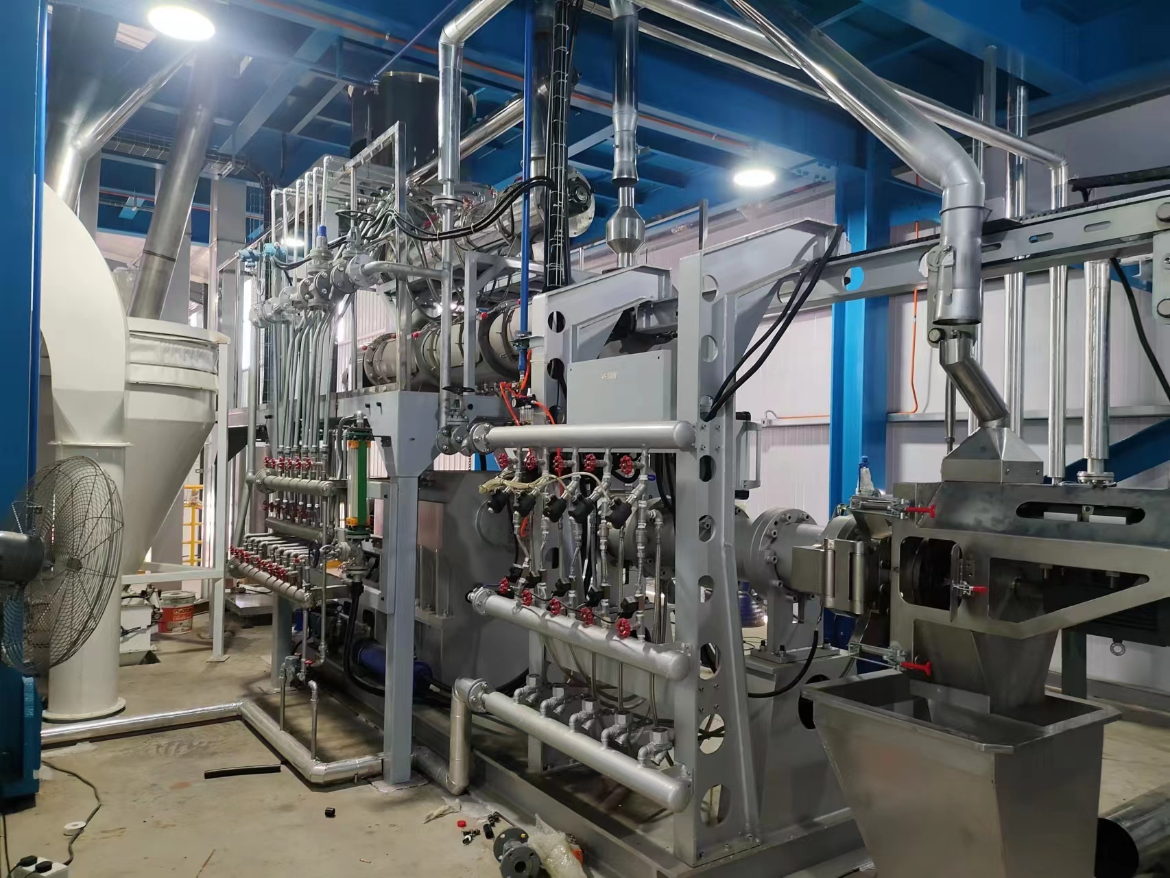 The components of pet feed and fish feed puffing machines mainly include the following parts