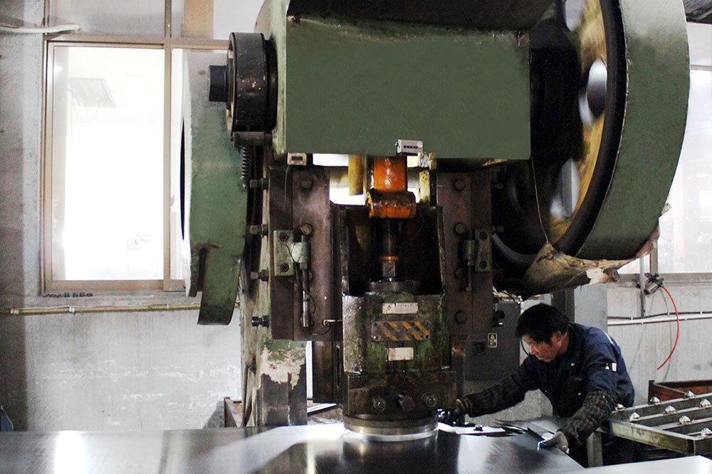 Cutting material machine