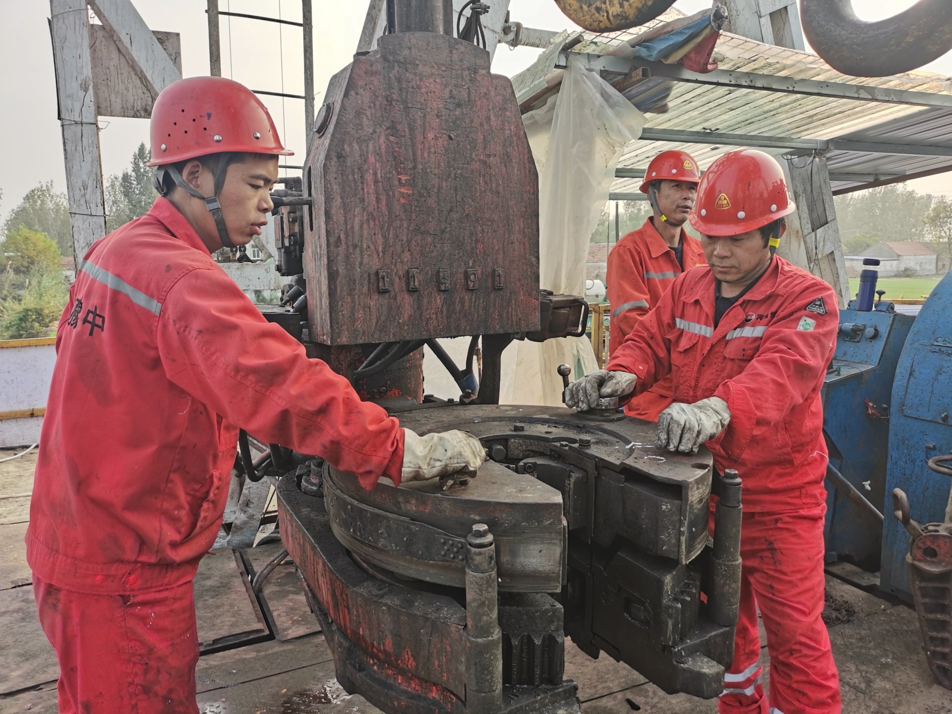 安徽界沟项目注浆井起钻职工操作液压钳施工现场