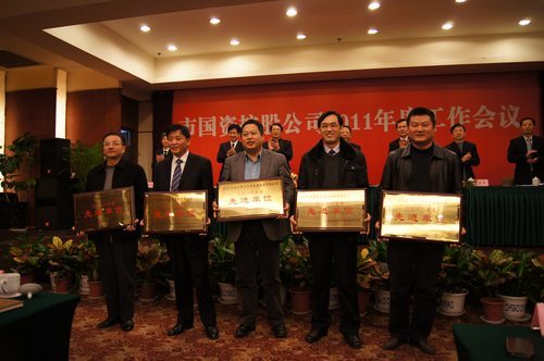 李丰奎副总经理（右二）代表先进单位国风塑业在领奖。