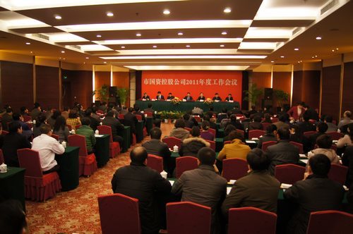 李丰奎副总经理（右二）代表先进单位国风塑业在领奖。