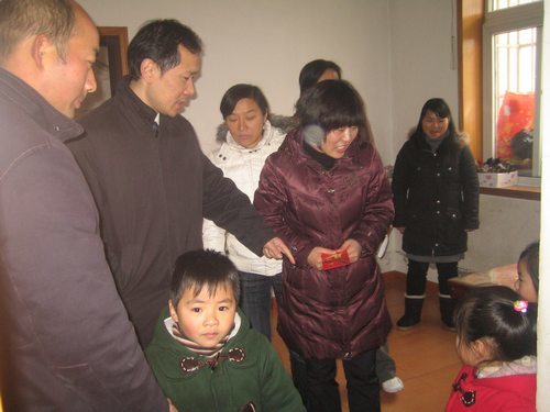 公司为困难职工送温暖