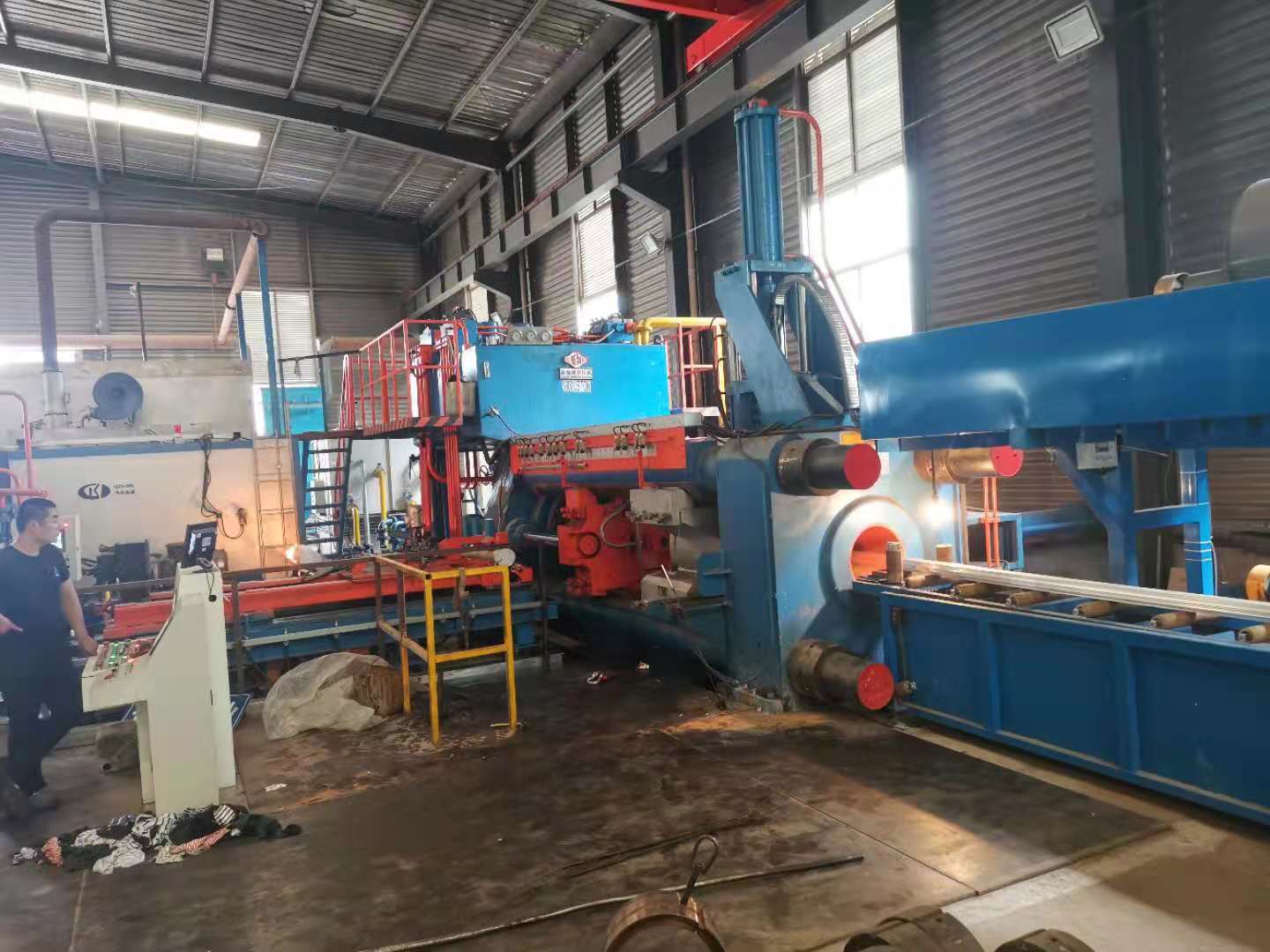 华星铝业1800吨挤压机正式生产