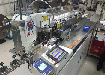 Full automatic wire cutting and pressing machine