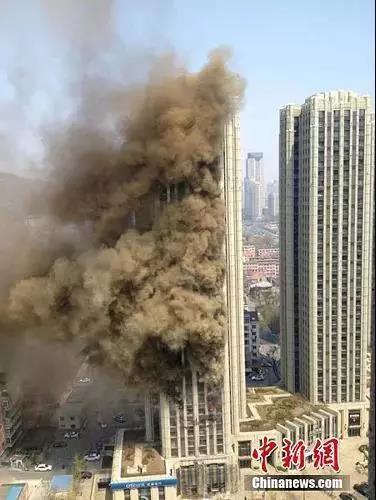 遼寧大連市星海廣場億達杰特公寓樓外墻保溫層起火