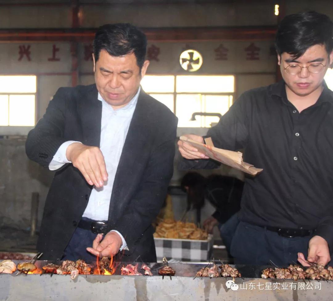 山東七星自助燒烤董事長親力親為
