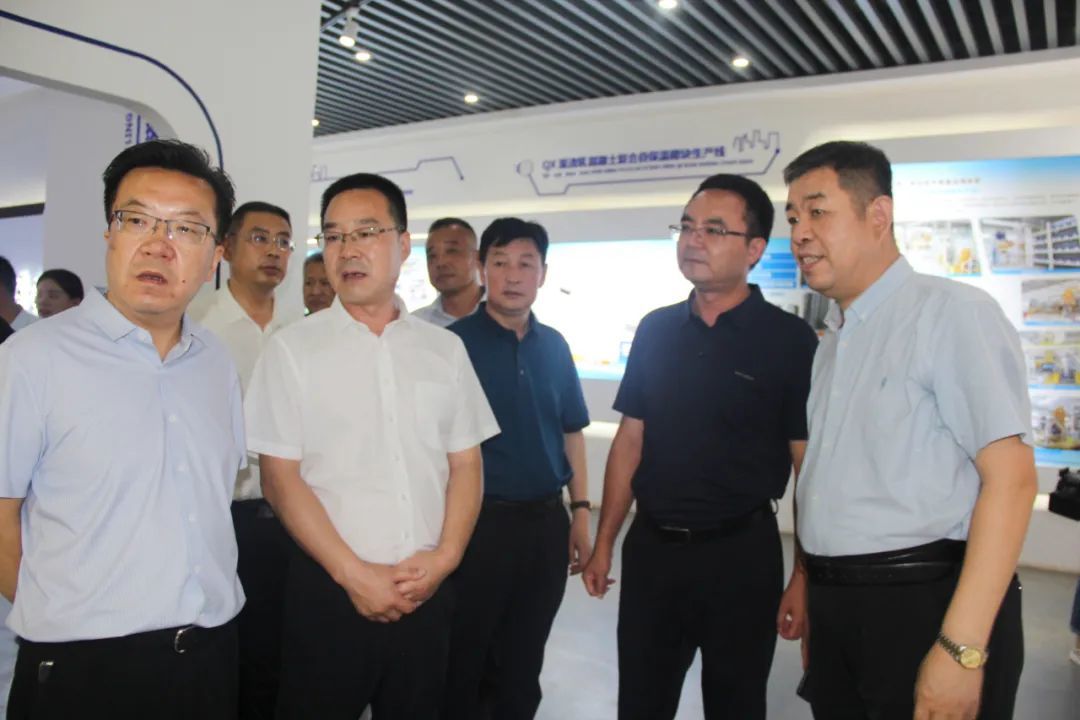 8甘肃成县领导参观七星装配式新三板体系展厅