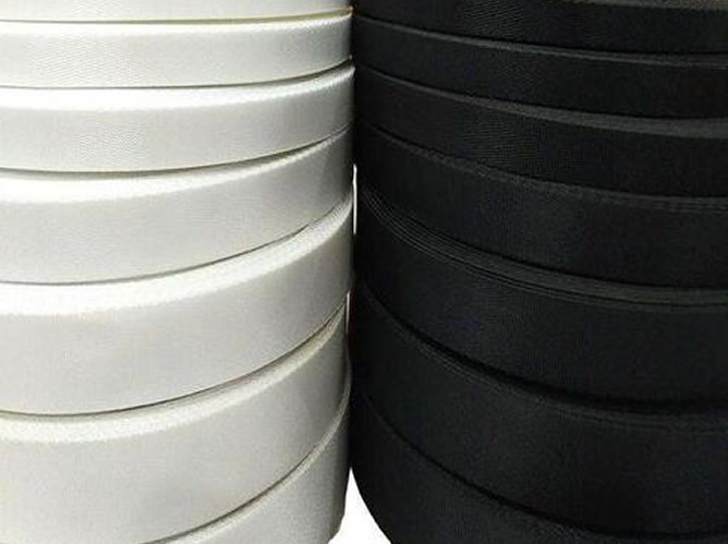 What are the characteristics of polyester webbing material?