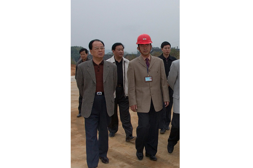 2004年12月14日时任广西壮族自治区党委书记曹伯纯（左一）到公司视察指导工作