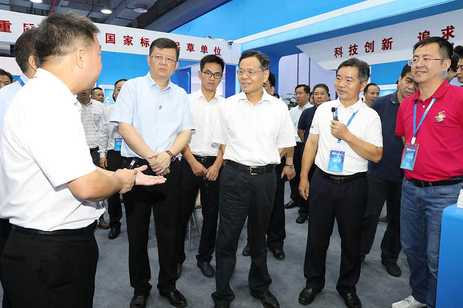 2019年07月15日广西壮族自治区政府主席陈武（右前三）到广西东融石材碳酸钙交易中心科隆展位视察指导工作