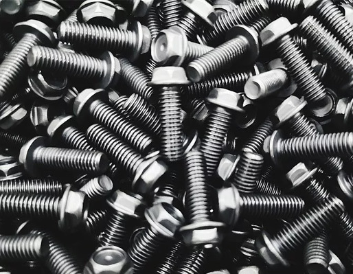 What surface defects are there in the manufacturing process of screw fasteners