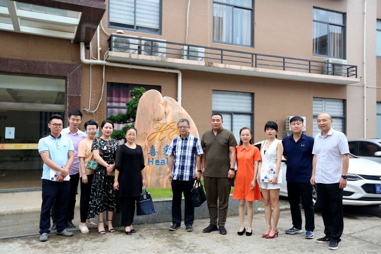 考察组与黄总合影