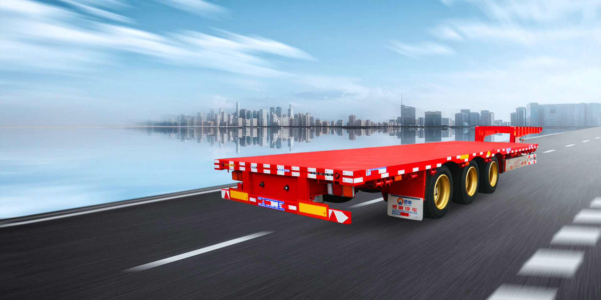 Low flatbed transport vehicle
