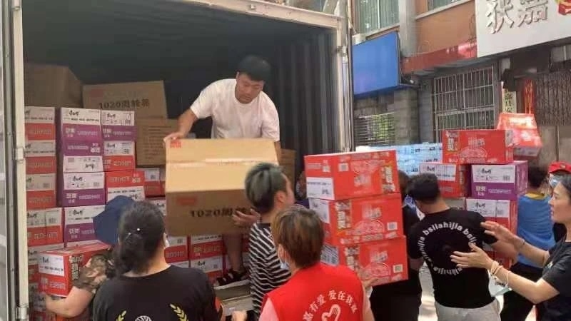 مجموعة Luoxiang تبرعت مواد الإغاثة إلى مقاطعة خنان