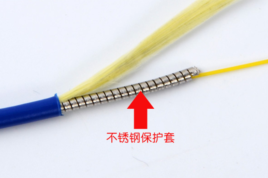 Armed optic fiber patchcord