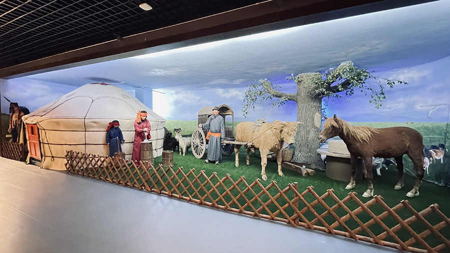 蒙古族羊毛毡房和勒勒车