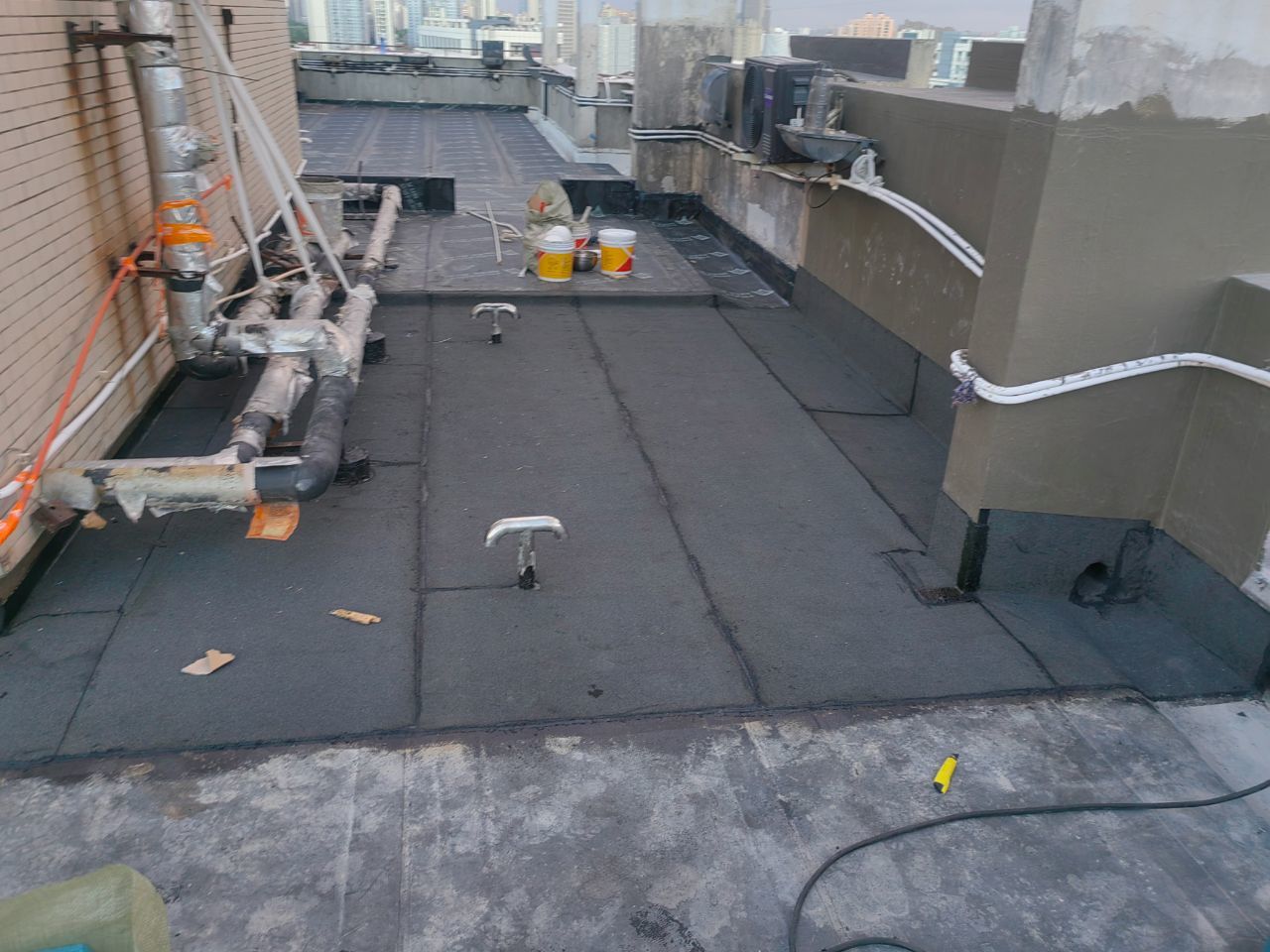 如何解決屋面漏水問題？施工單位的責任與措施