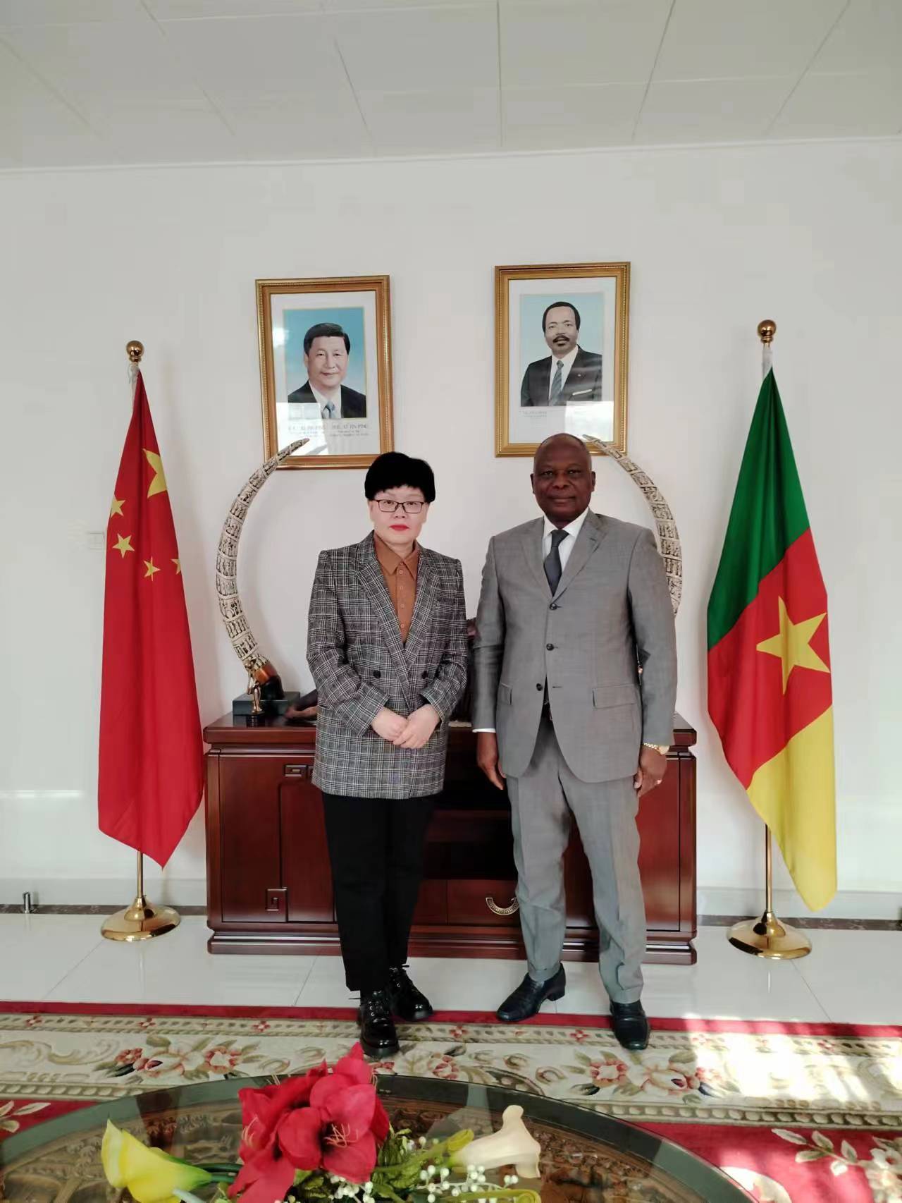 Ms. Hou Min, general manager of Liaocheng Hongyuan International Trade Service Co., Ltd. visited the Embassy of Cameroon to promote the economic and trade cooperation between China and Cameroon