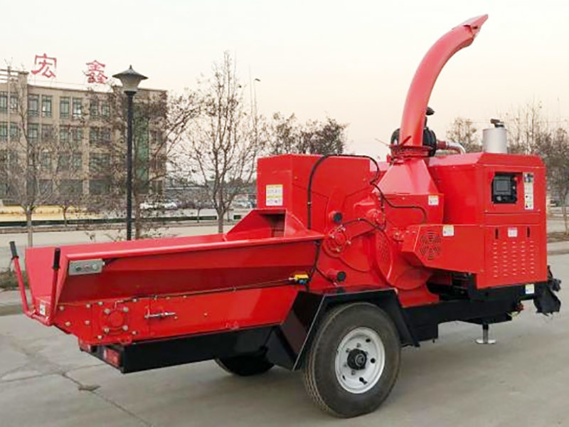 Brush Chipper with chain feed conveyor